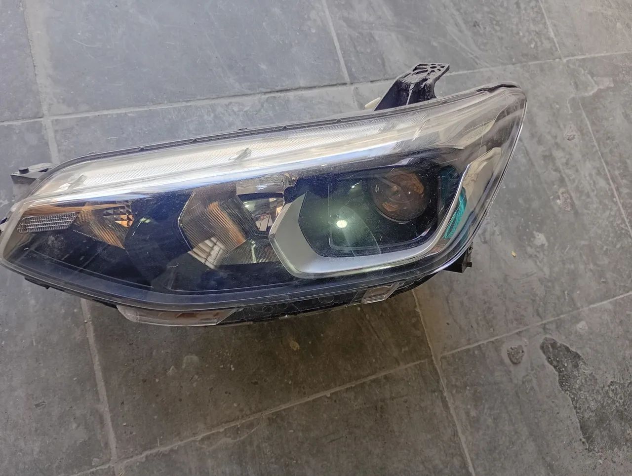 Farol do Tracker 2019 2022 2025 lado esquerdo original  - Foto 2
