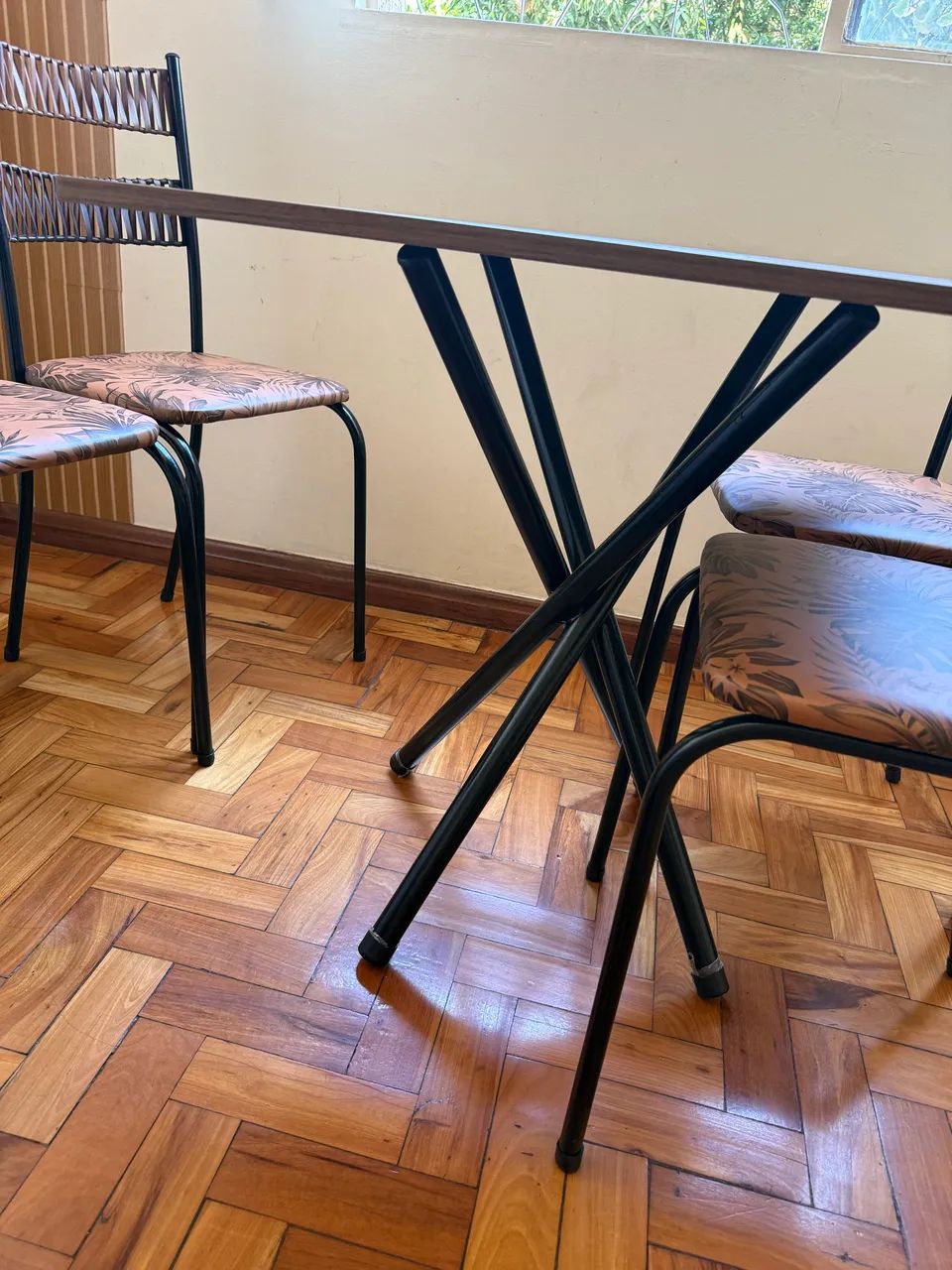 Mesa 70cm com 04 cadeiras  - Foto 2