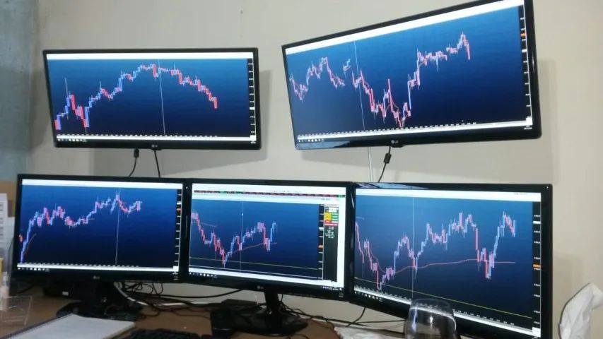 HOME TRADE PROFISSIONAL 5 MONITORES LG.  SÃO 3LG WDSC 23,6POL  E  2LG ULTWDS 29POL - Foto 3