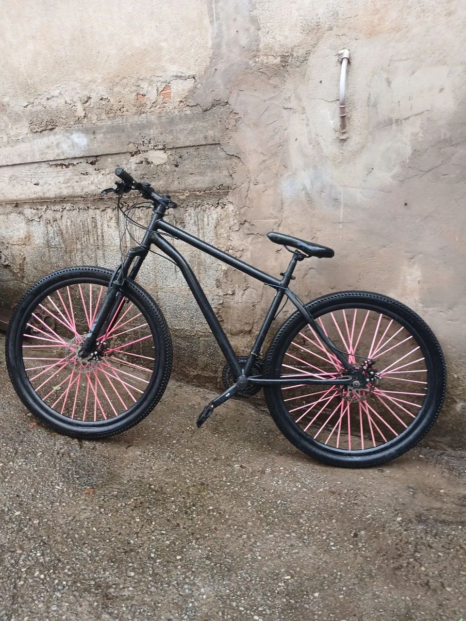 Bicicleta Colli Aro 29 - Preta com Raios Rosa - Conservada