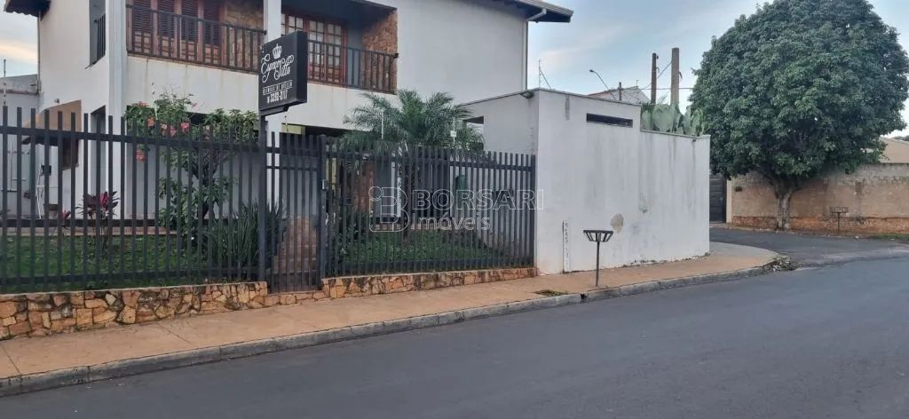 Venda de Casas / Comercial na cidade de Américo Brasiliense