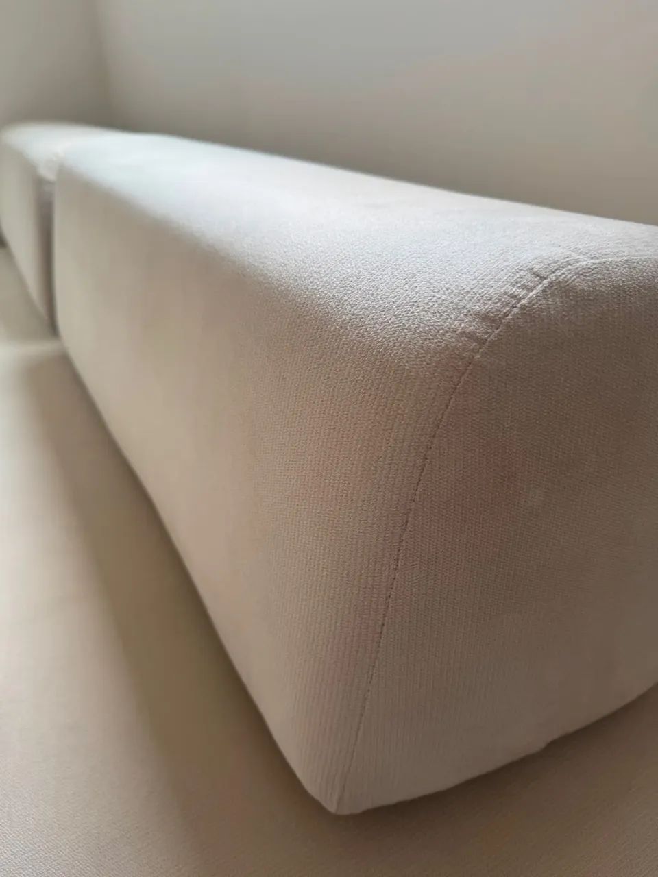 Sofá com encosto removível Capobiango design. Em perfeito estado. Sem nenhum desgaste - Foto 3
