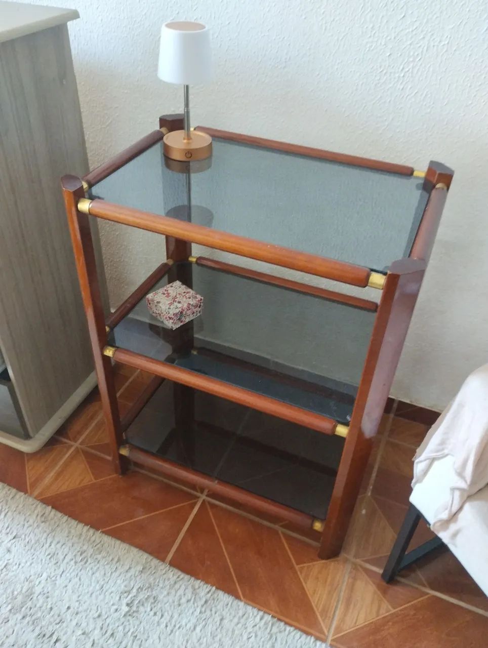 Mesinha de madeira e tampo vidro