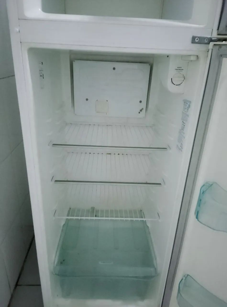 Vendo geladeira Eletrolux Dc33 - com defeito 127v - Foto 4
