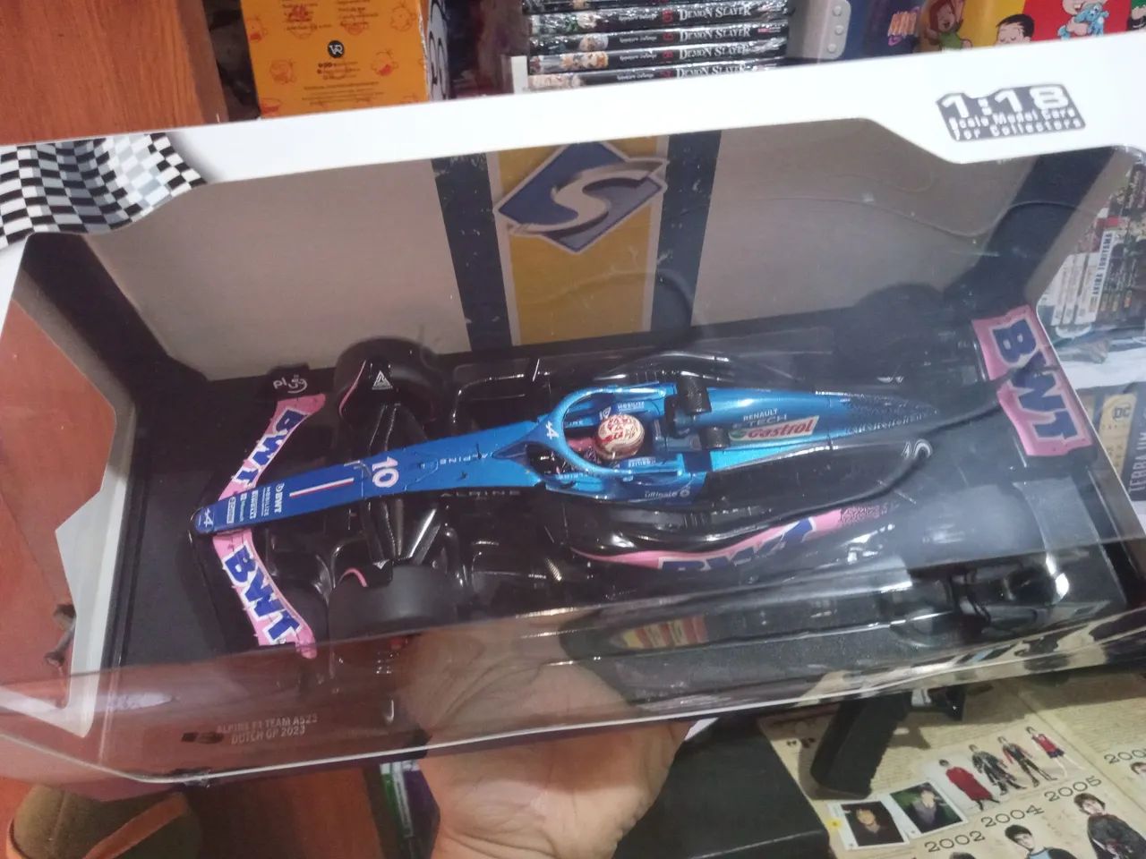 Carro de fórmula 1 na caixa 1 18