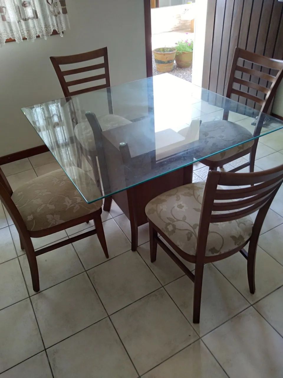 Jogo de mesa com 4 cadeiras  - Foto 2