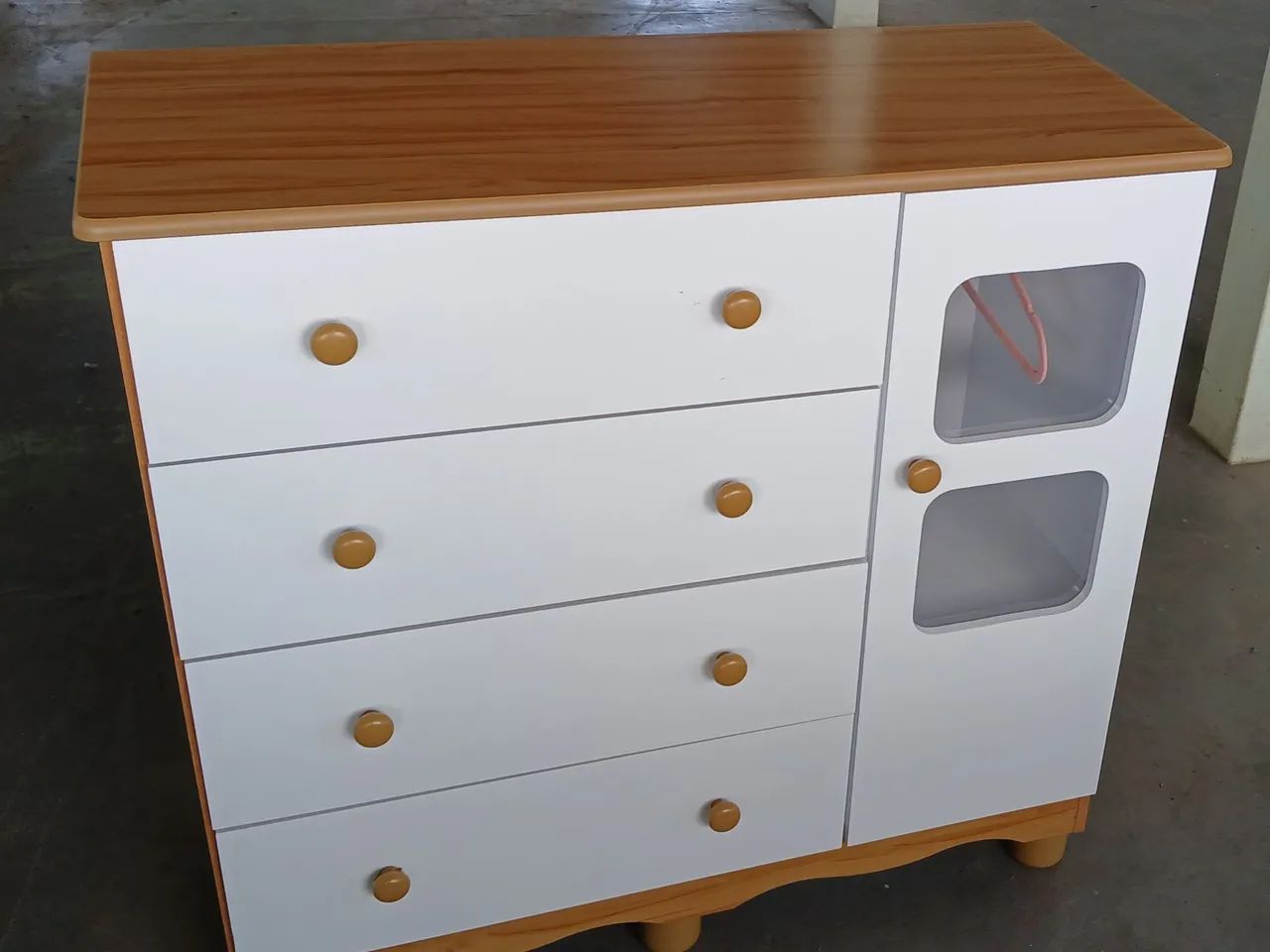 Cômoda infantil  - quatro gavetas e uma porta com cabideiro.