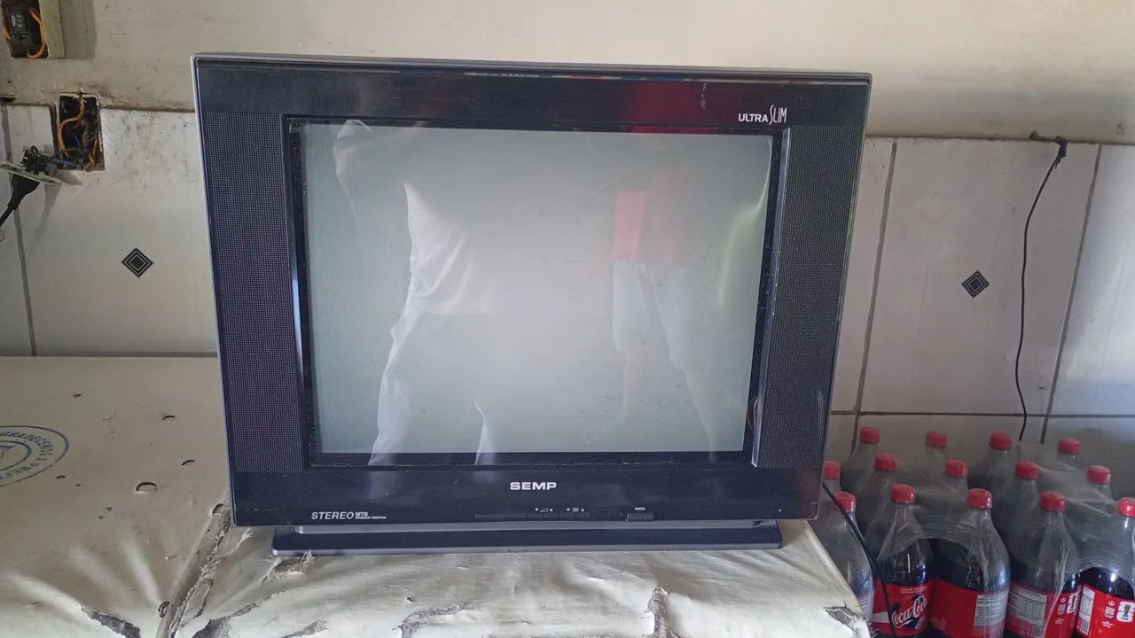 Vende-se televisão semp de 21 polegadas tela plana funcionando perfeitamente 