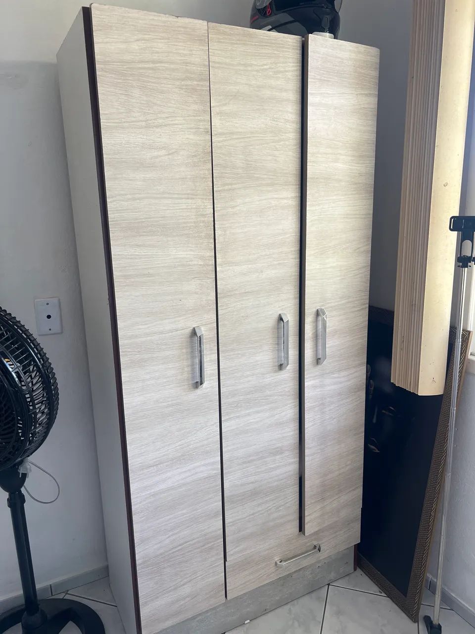 Guarda roupa pequeno 
