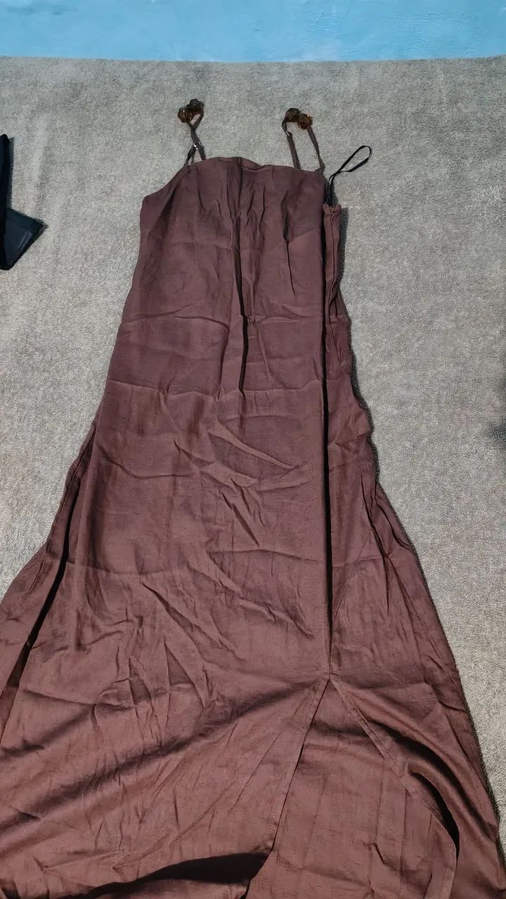 Vestido marrom com fenda