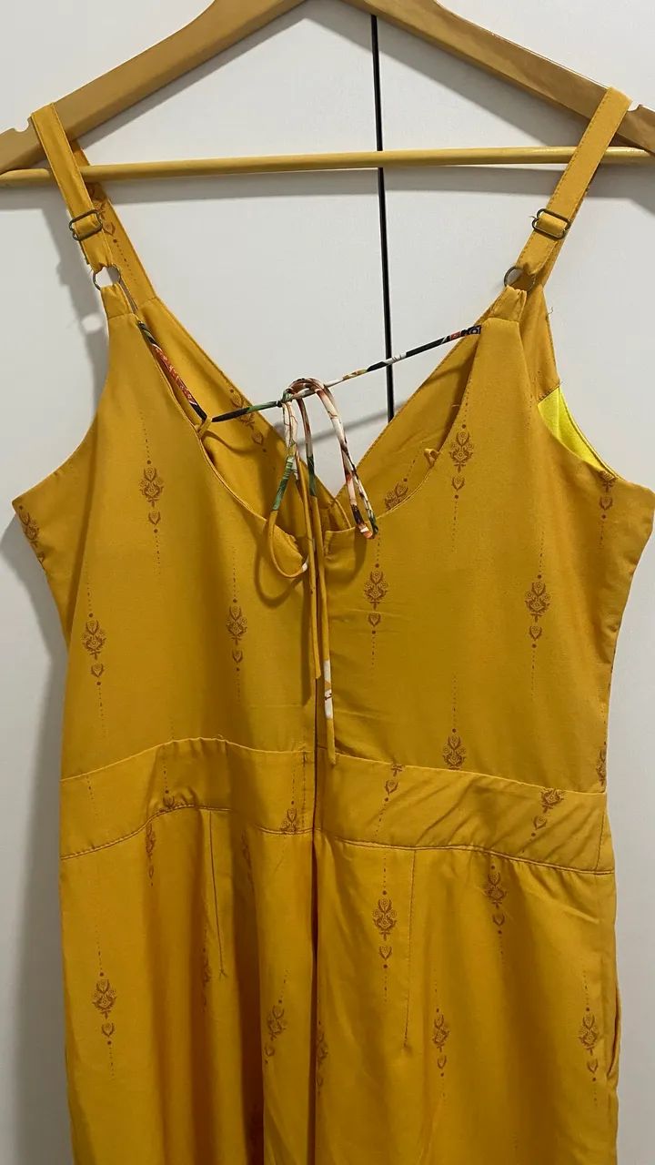 Macacão longo amarelo mostarda florido de alça  - Foto 2