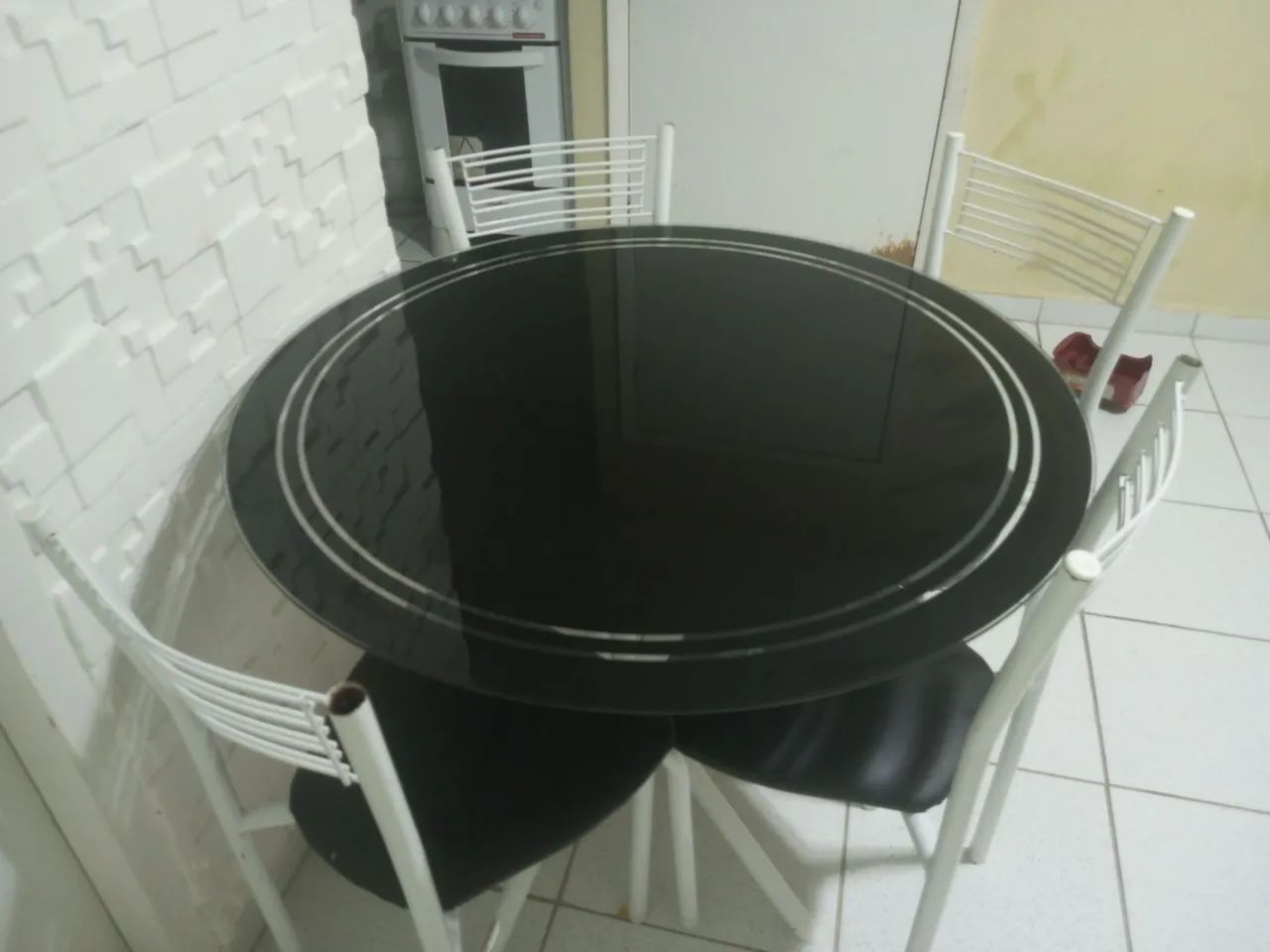 Vende-se mesa de quatro cadeiras
