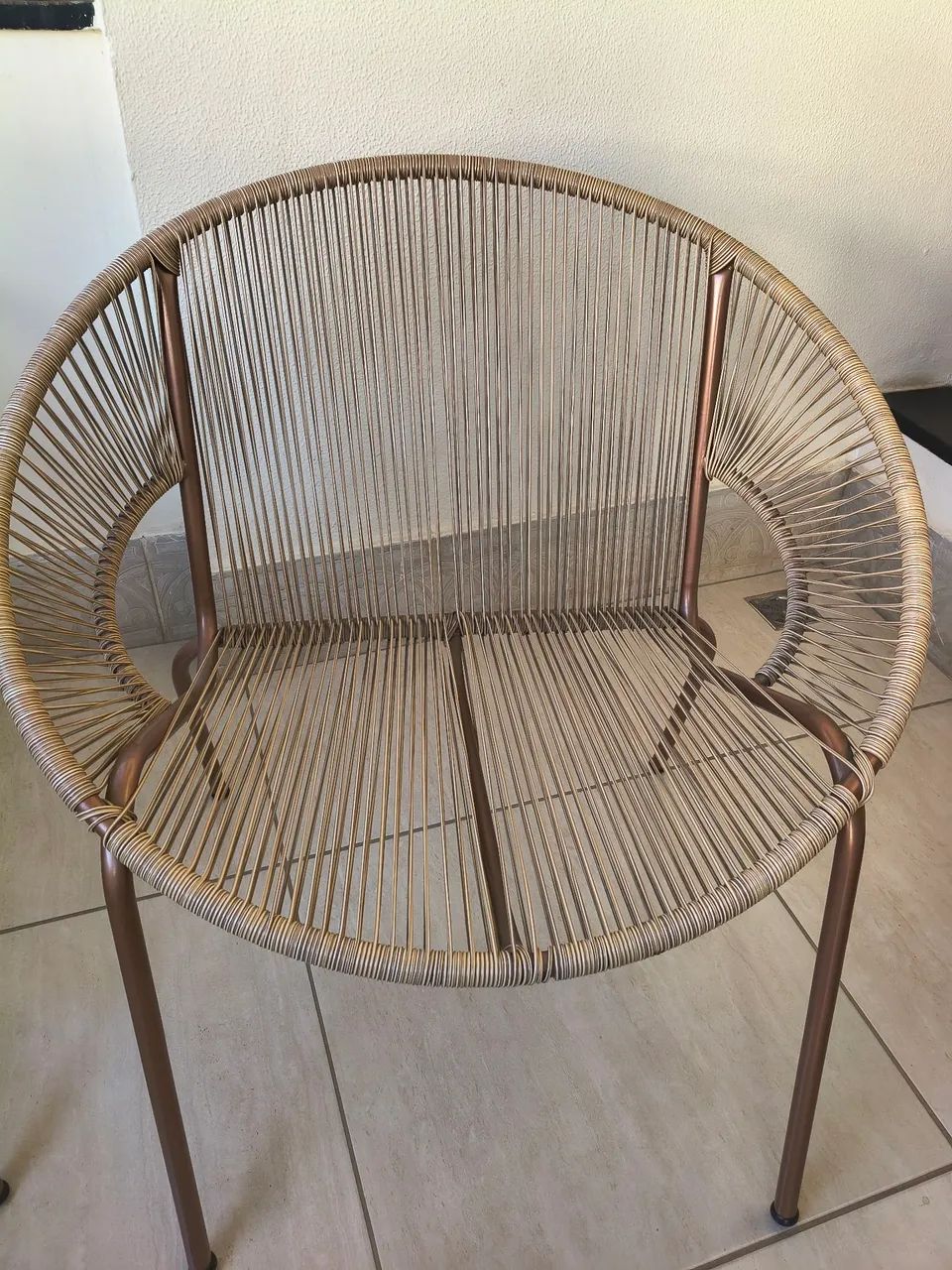 Vendo conjunto de duas cadeiras com uma mesa de centro  - Foto 4