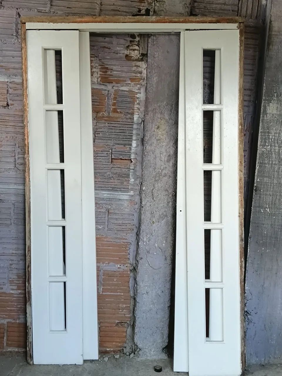 Kit porta branca de madeira e painel de madeira pra tv de 26 a 32 polegadas  - Foto 2