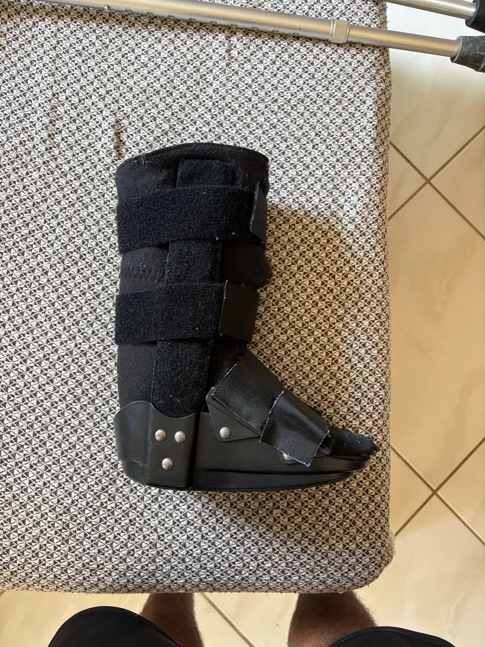 Muletas mais bota ortopédica - Foto 2