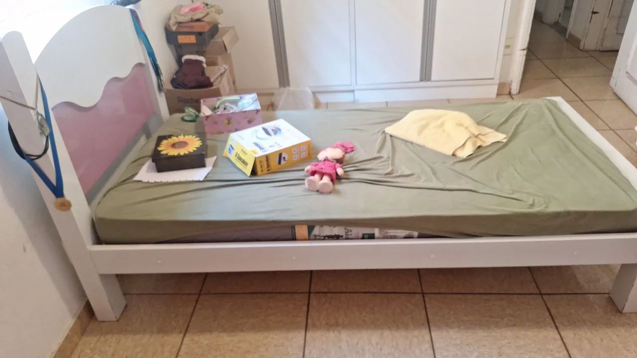 Cama solteiro com colchão 