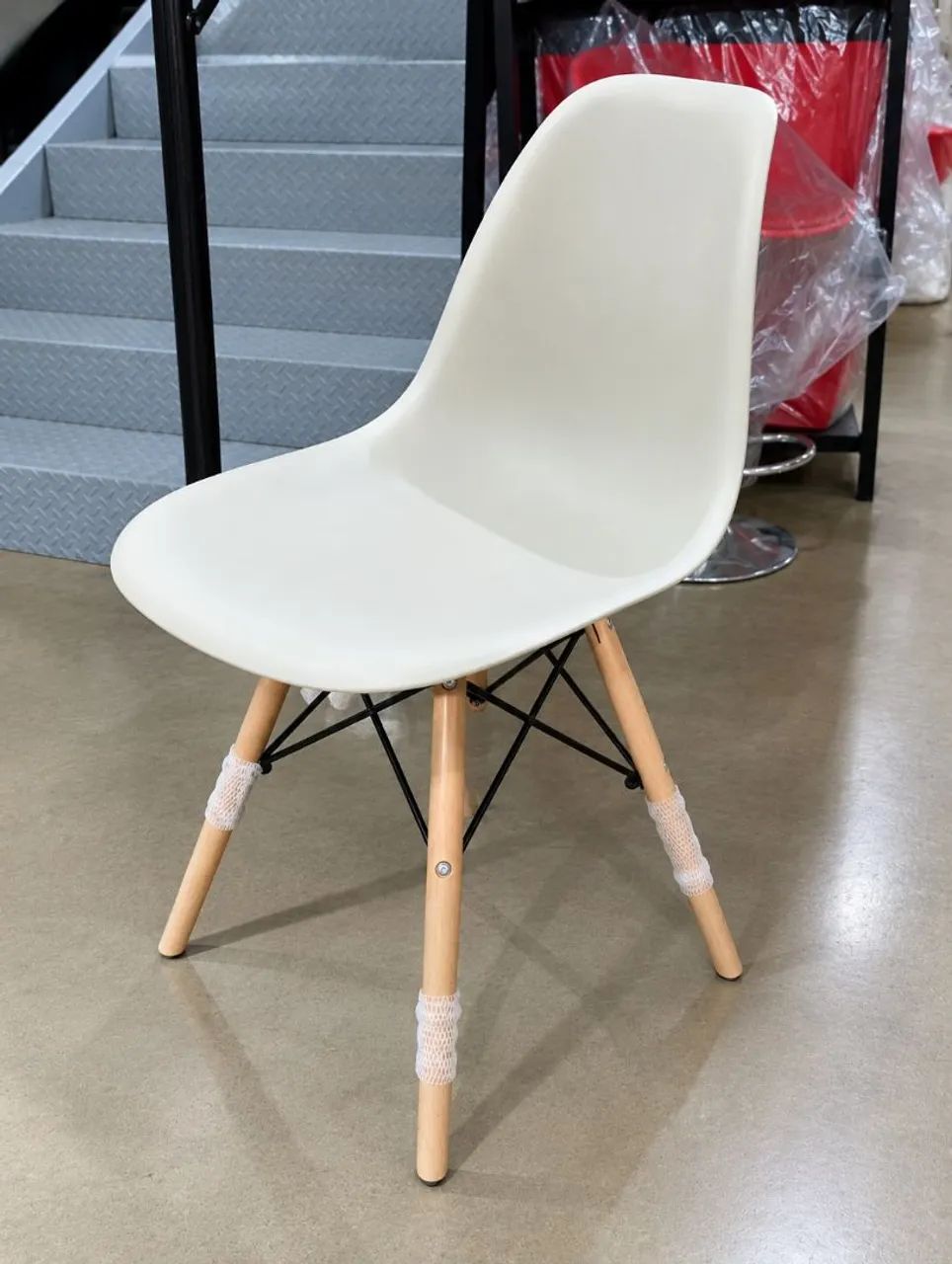 Cadeira Charles Eames Creme Com Base de Madeira - Foto 2