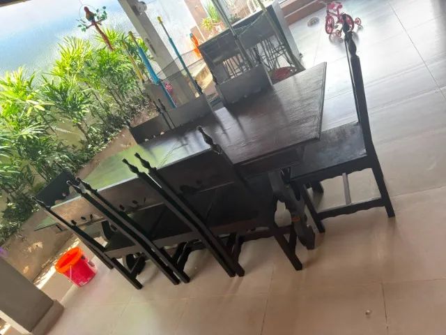 Mesa de madeira maciça com oito cadeiras - Foto 3