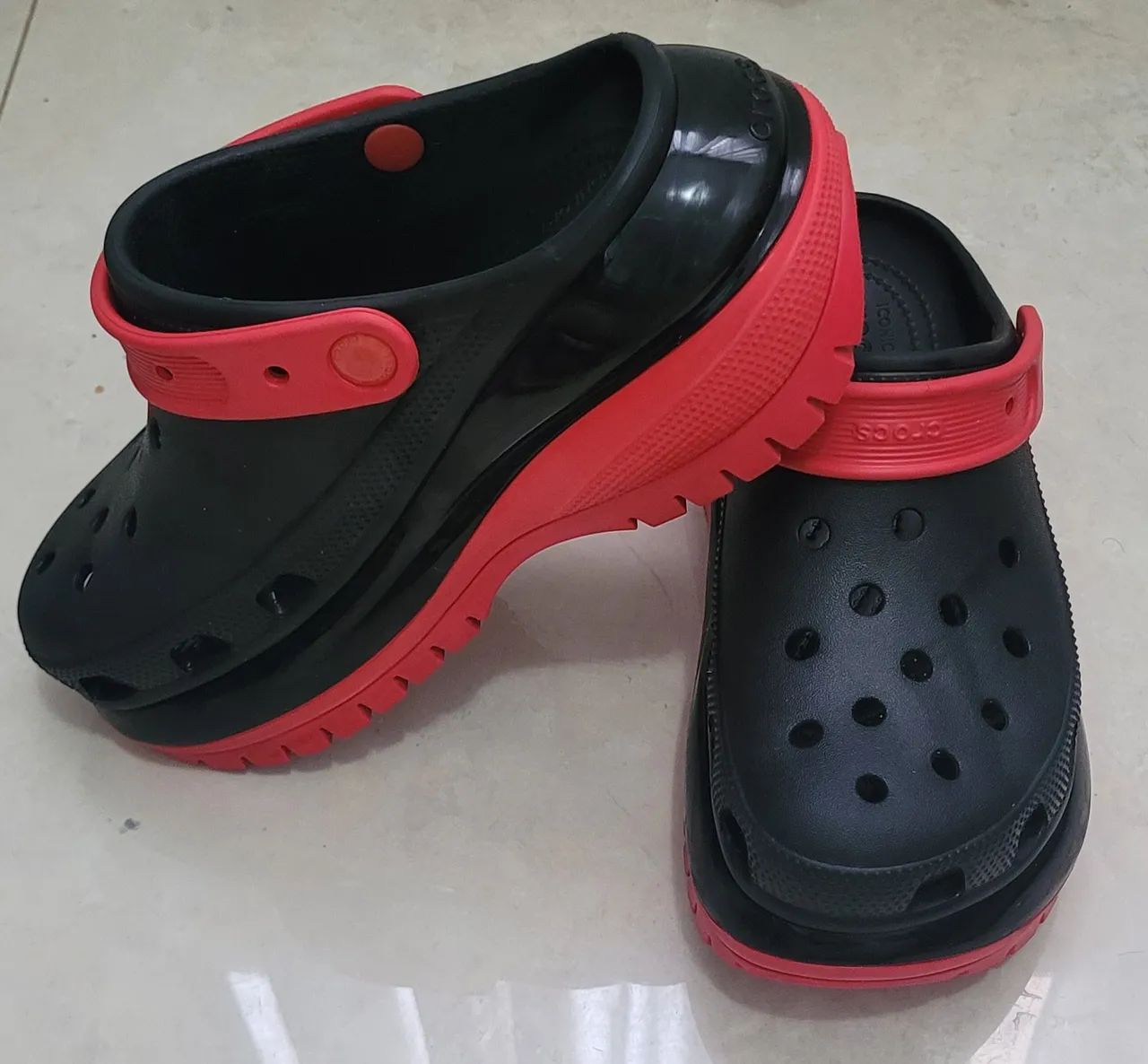 Crocs Classic Mega Crush Clog Black/varsity Red - Foto 2