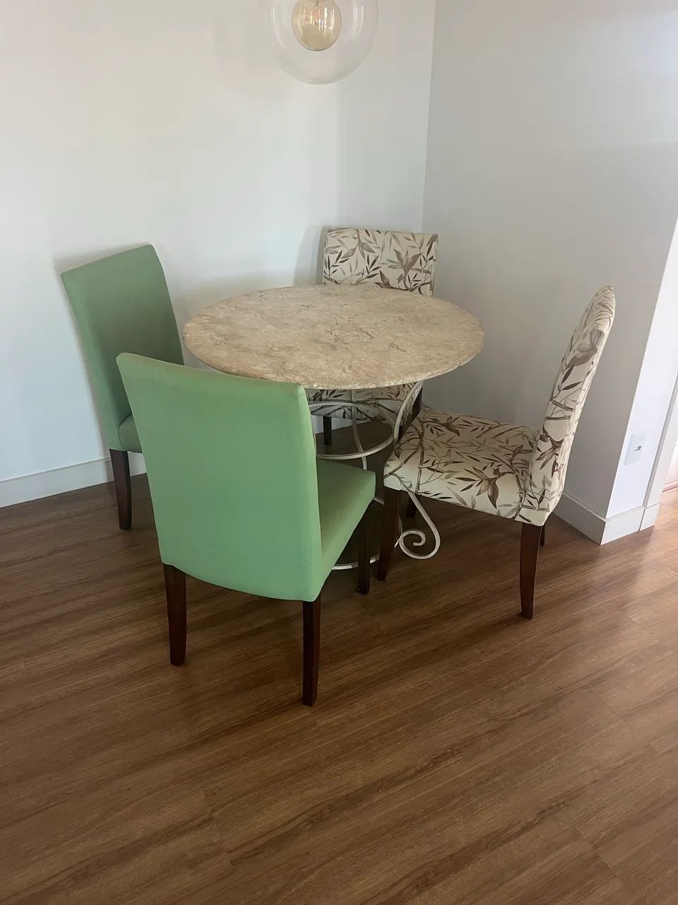 Mesa com cadeiras 