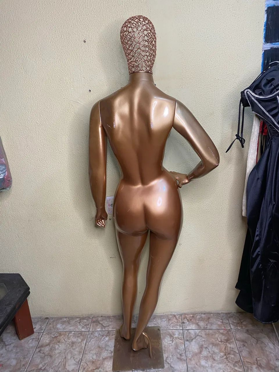 Manequim Feminino Bronze C/ Cabeça Aramada - Foto 2