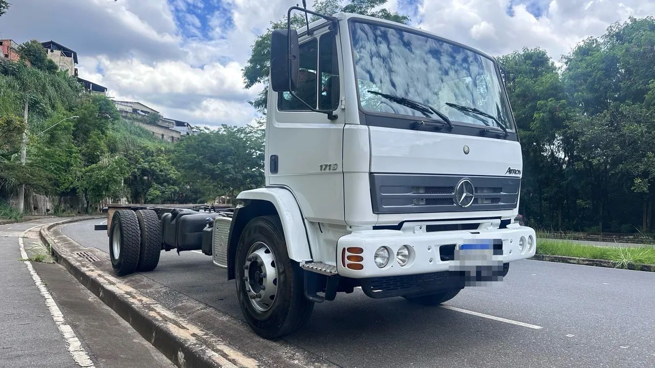 Caminhão Mercedes Atron 1719 4x2