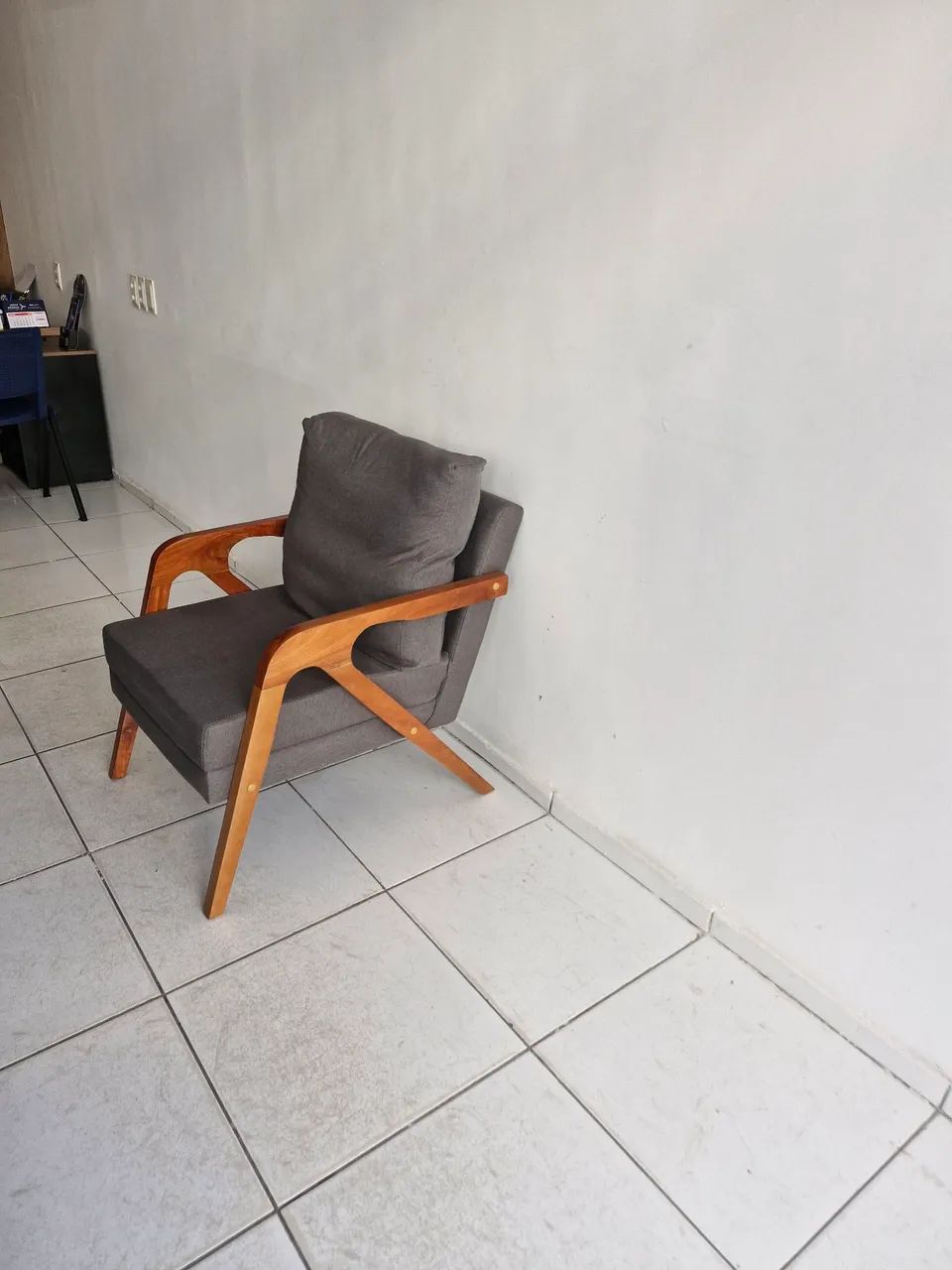 Poltrona de 1 lugar com estofado de tecido (linho)
