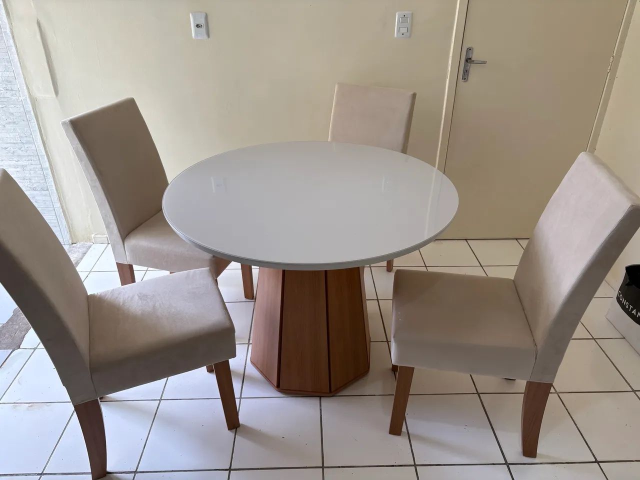 Vende-se Mesa com 4 cadeiras (Nova) - Foto 2