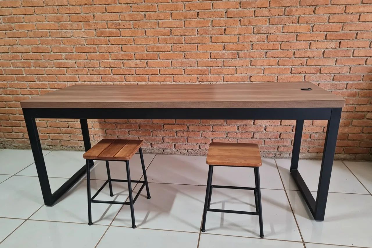 Mesa industrial com dois bancos 