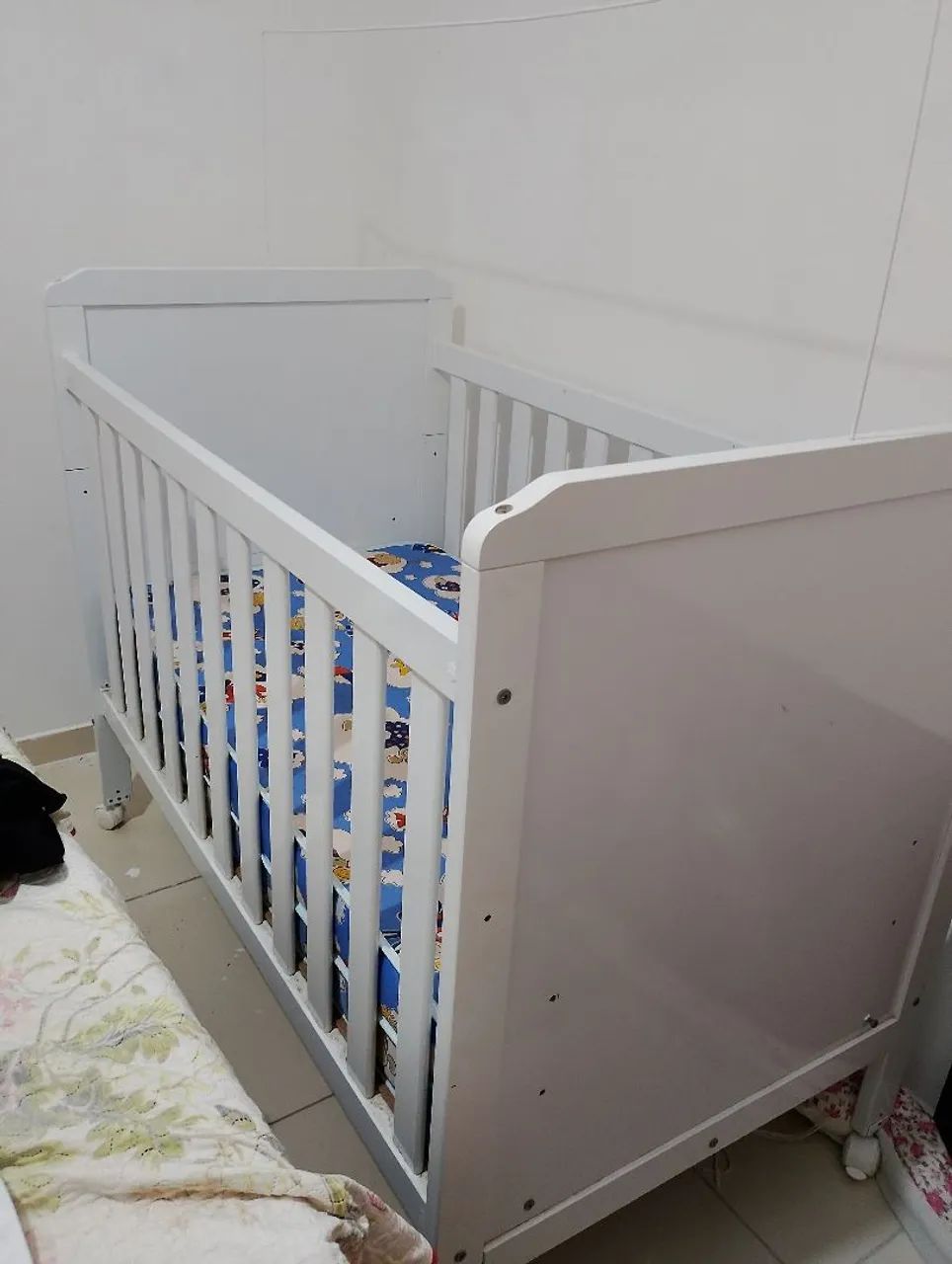 Berço Americano com dois colchões e rodinhas 