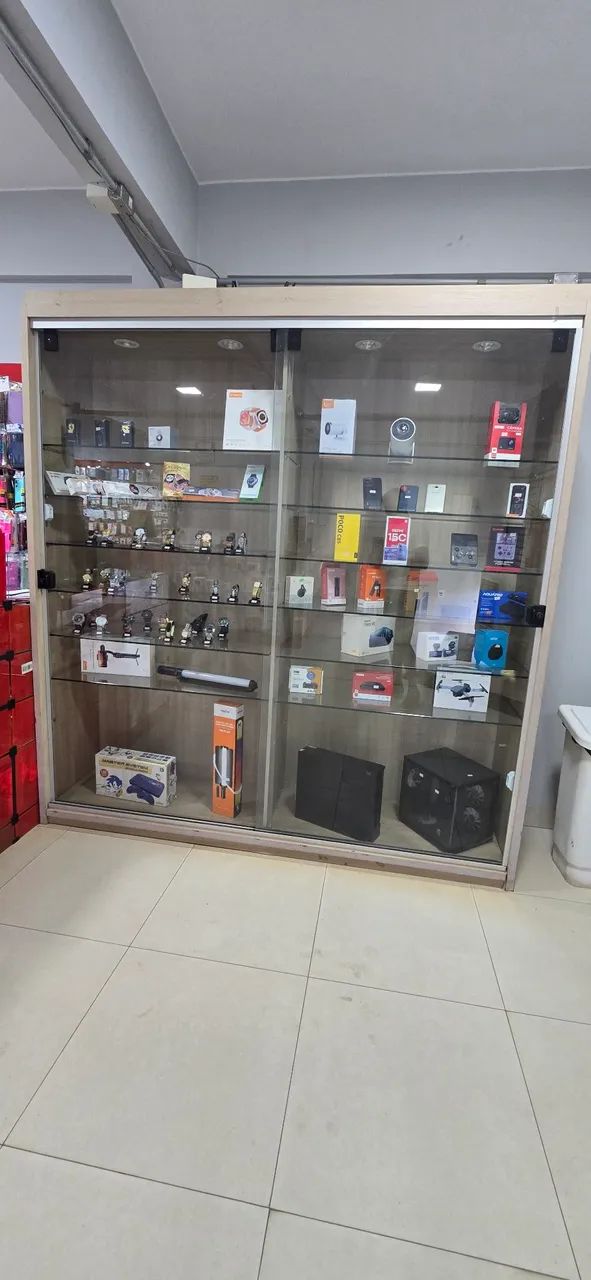 Vitrine de vidro e MDF iluminada - Foto 2