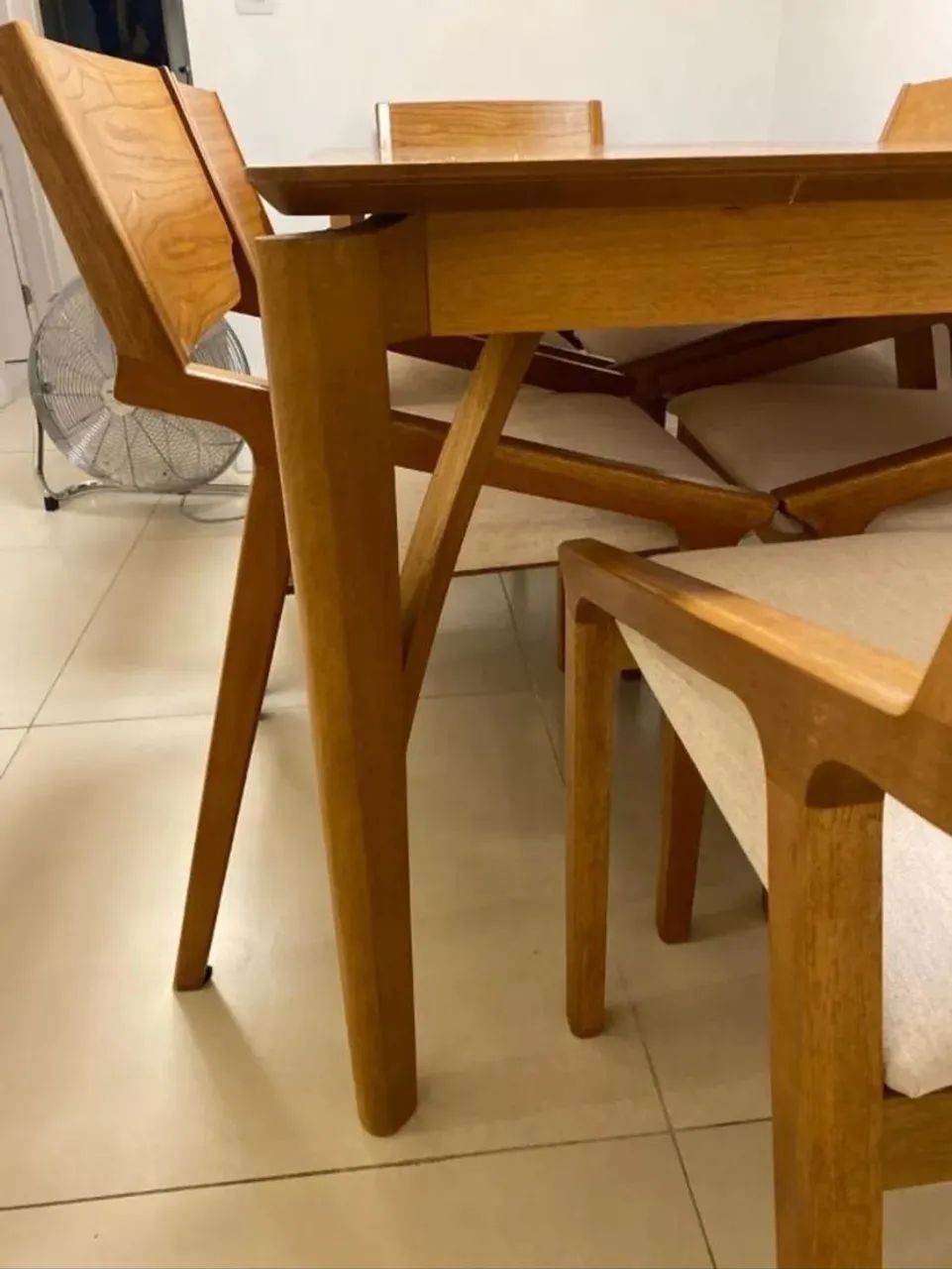 CONJUNTO DE MESA E 6 CADEIRAS DE MADEIRA E LINHO  - Foto 3