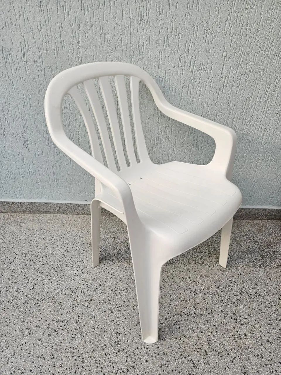  1 CADEIRA DE PLÁSTICO BRANCA RESISTENTE - Foto 2