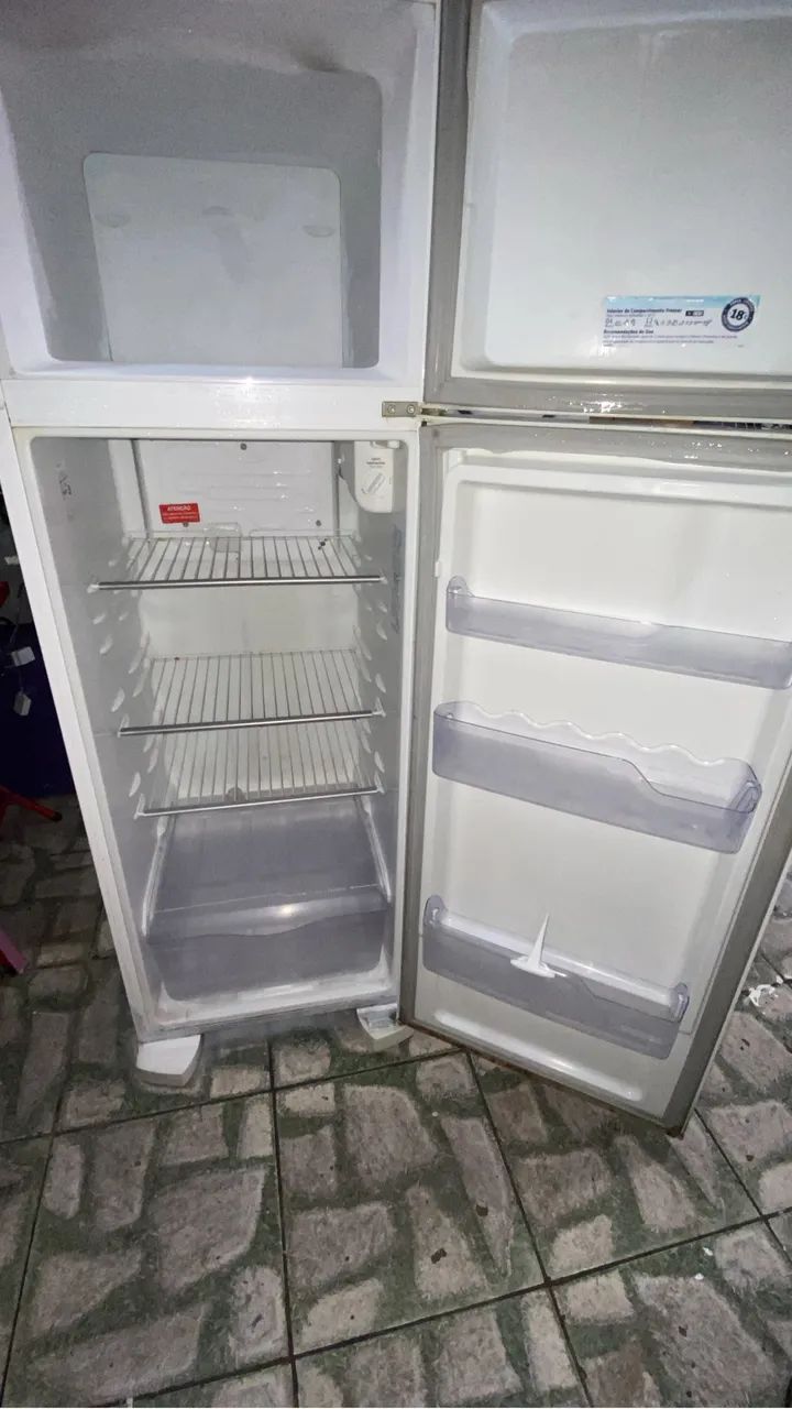 Vendo geladeira de duas porta valor 850 chama no Zap * - Foto 3