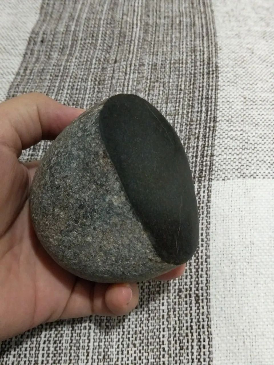 Pedra negra face polida 830g - Foto 3