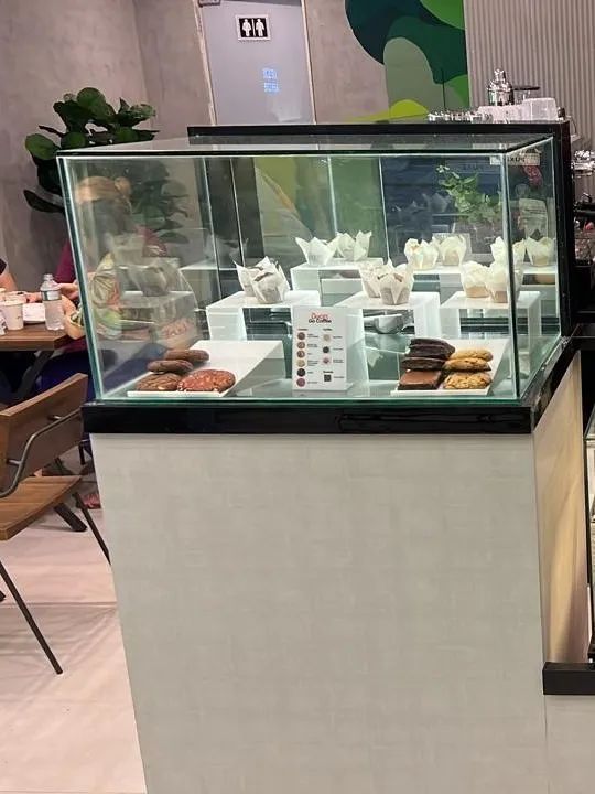 Balcão de atendimento com vitrine de vidro