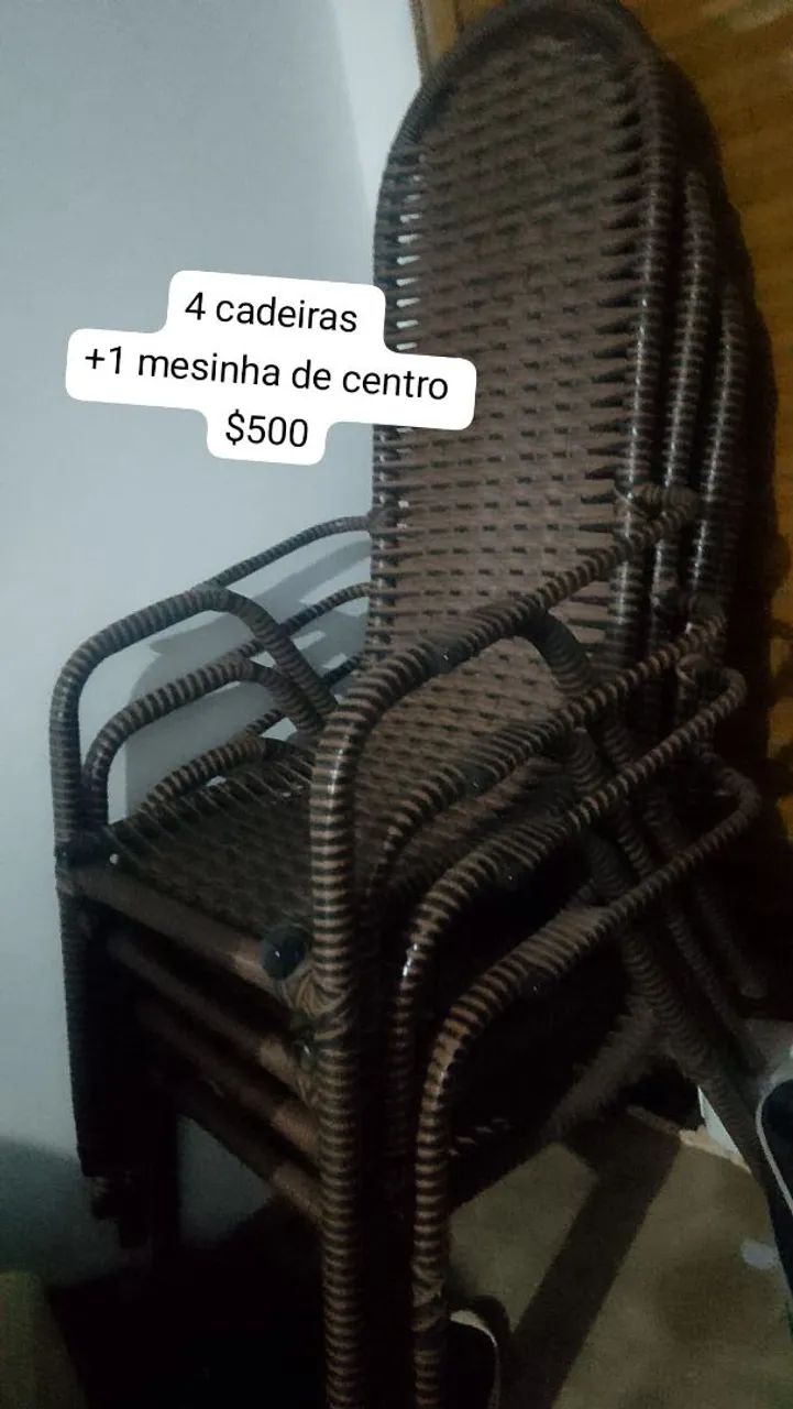 Cadeiras e mesinha de centro 