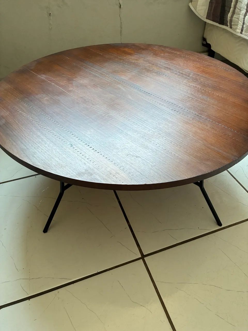 Mesa de centro madeira maciça e pés de metal 