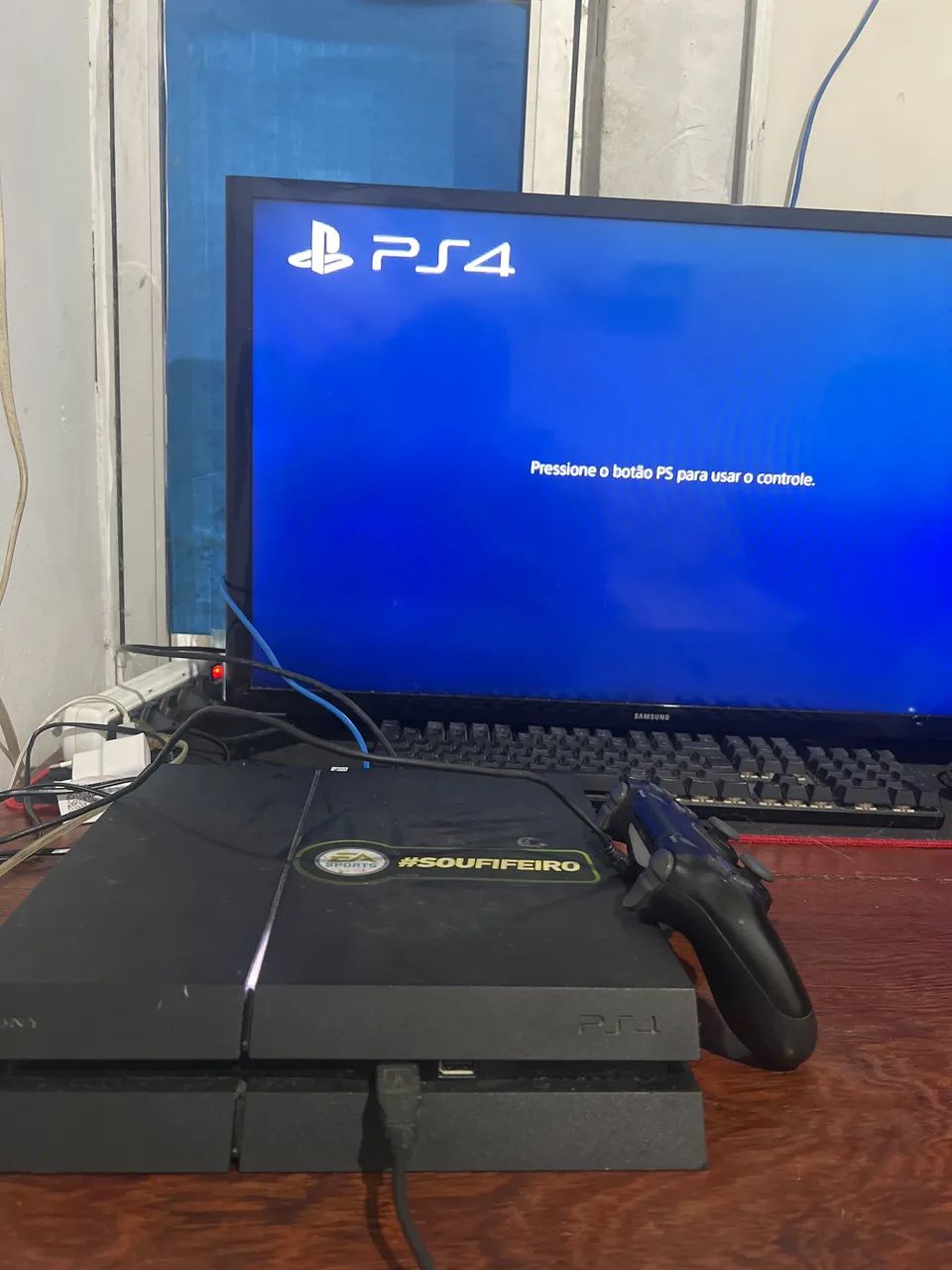 VENDO PS4 FAT COM CONTROLE E CABOS  - Foto 4