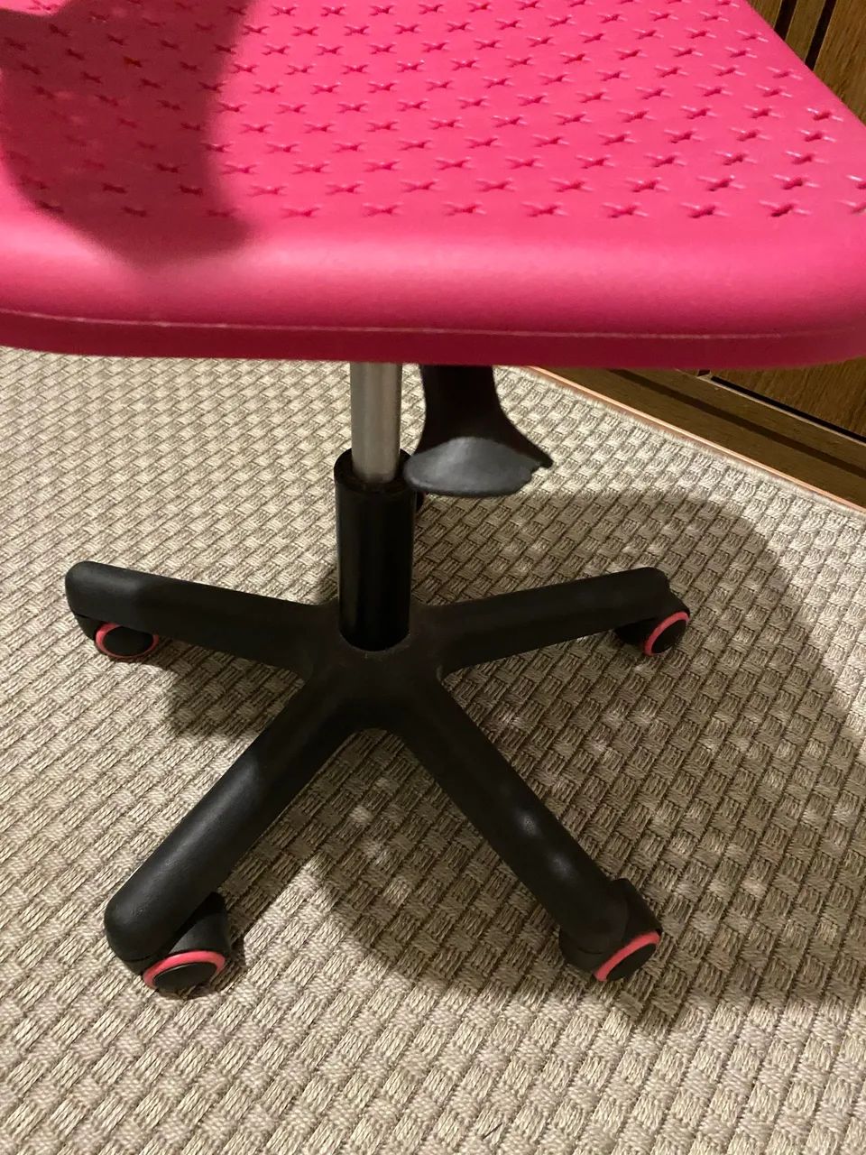 CADEIRA COM RODÍZIO PARA MESA DE ESTUDO INFANTIL ROSA IDEAL ATÉ 12 ANOS - Foto 5