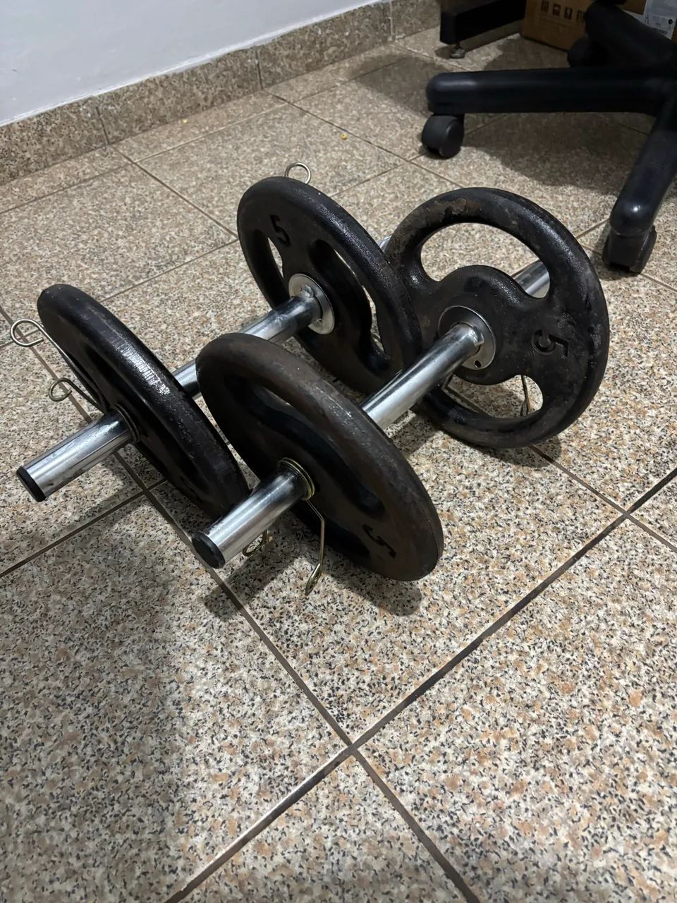 Vendo anilhas com barra (halter) - Foto 2
