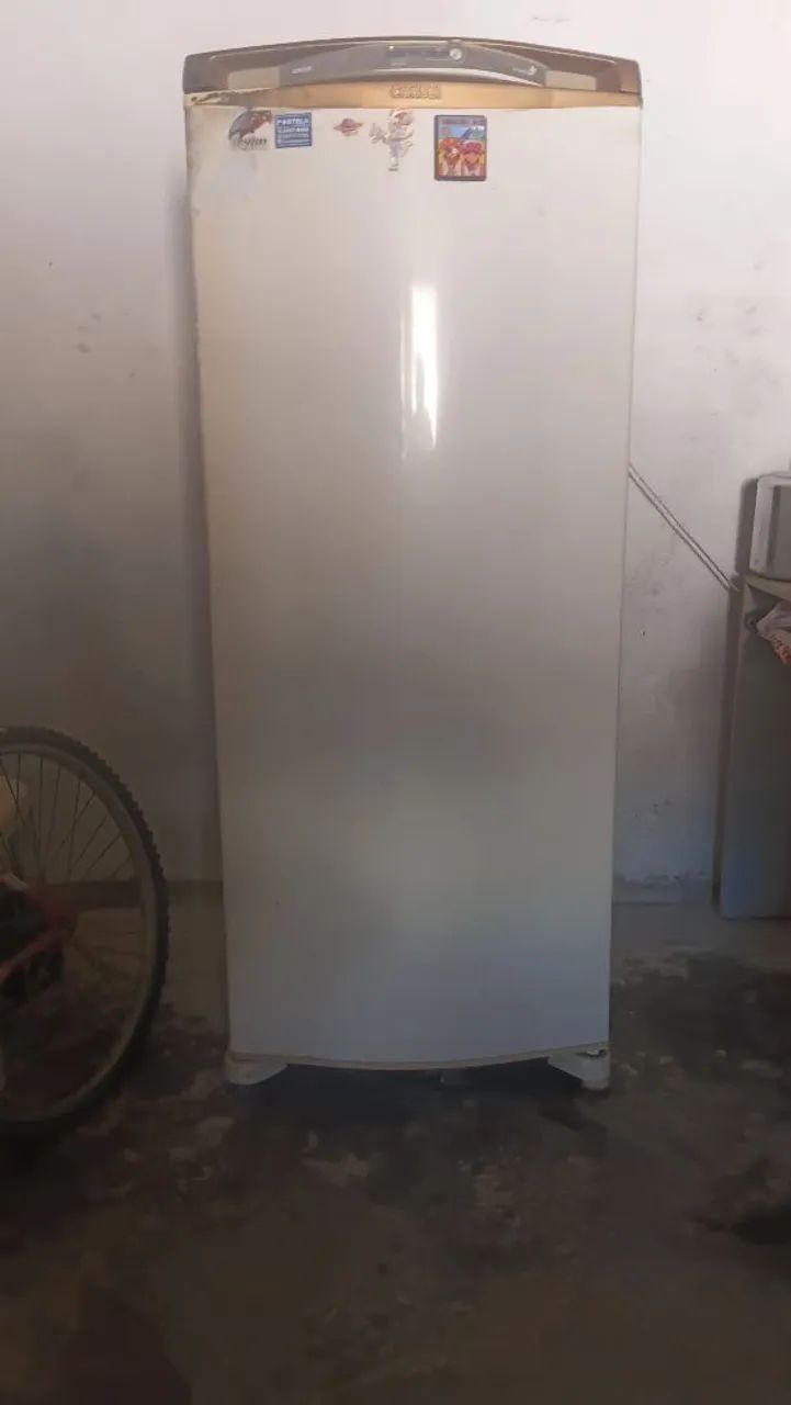 Vendo geladeira consun gelando perfeitamente.  Obs não faço entrega não 