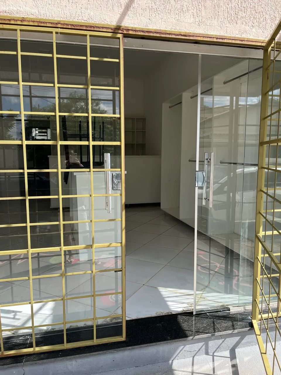ALUGA-SE CÔMODO COMERCIAL PRONTO PARA LOJA - CENTRO DE CORINTO/MG - Foto 4