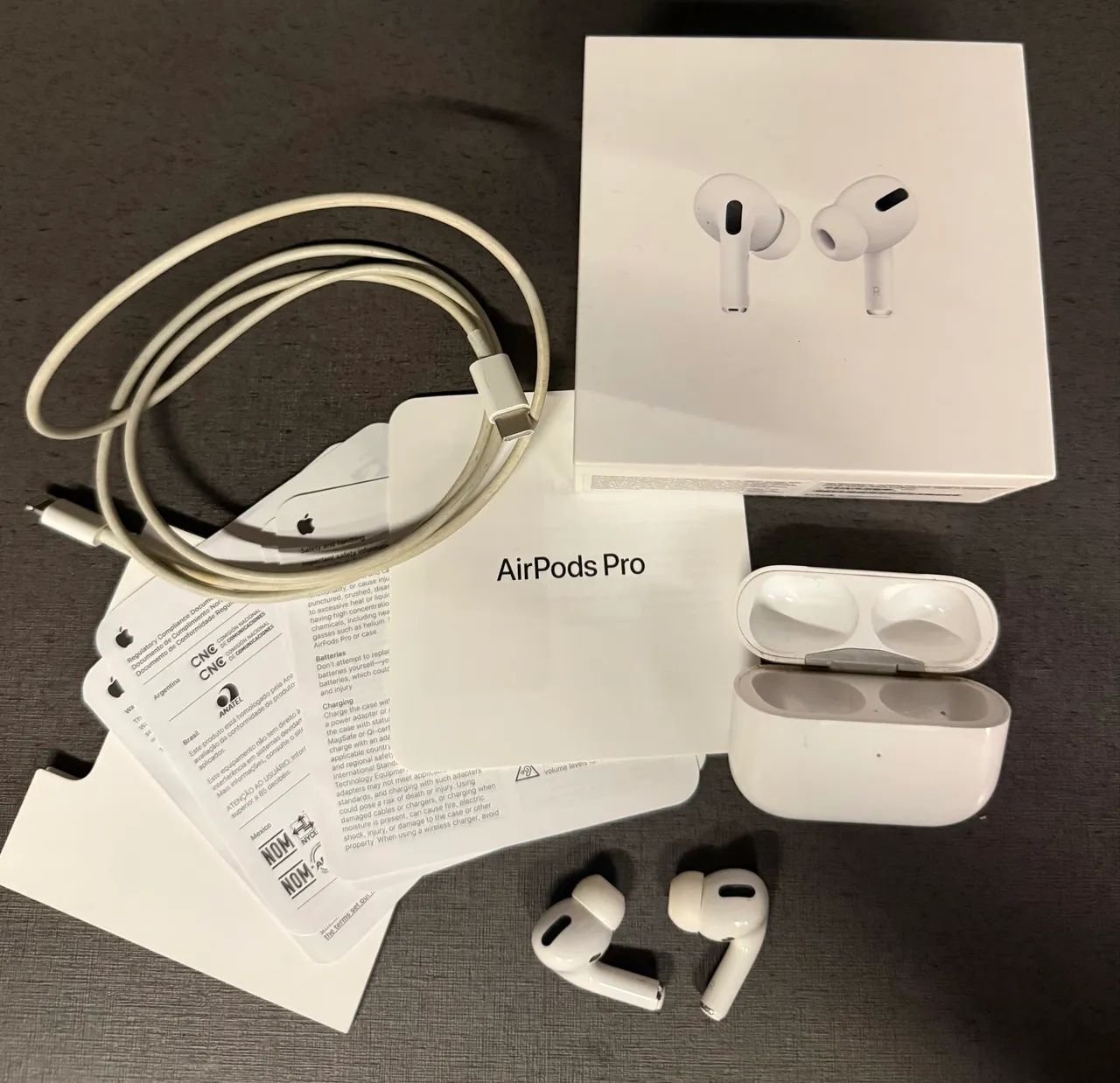 AirPods Pro na Caixa (apenas lado esquerdo funcionando