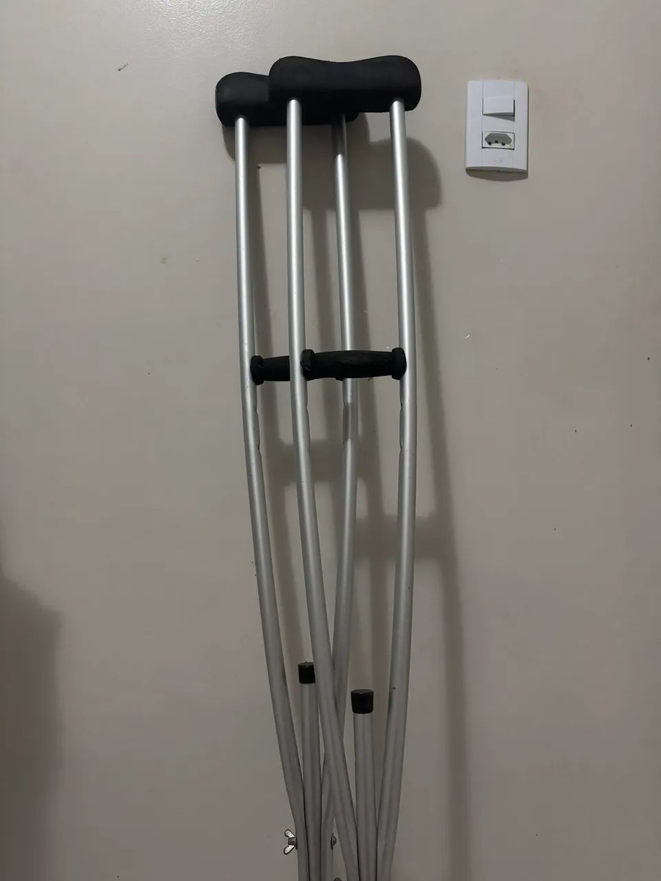 Par de muletas axilares em alumínio 