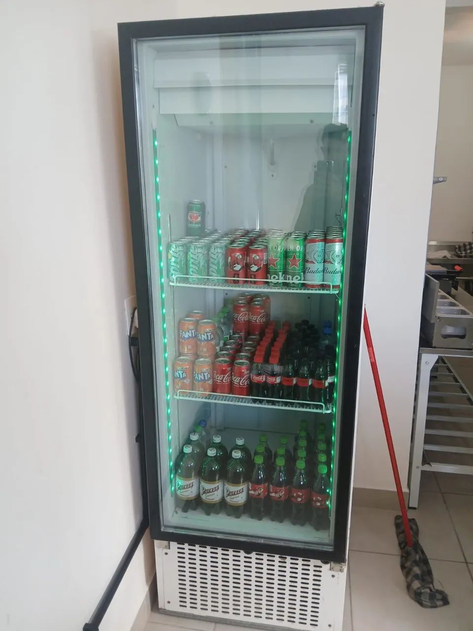 Vendo expositor de Bebidas Funcionando perfeitamente  - Foto 3