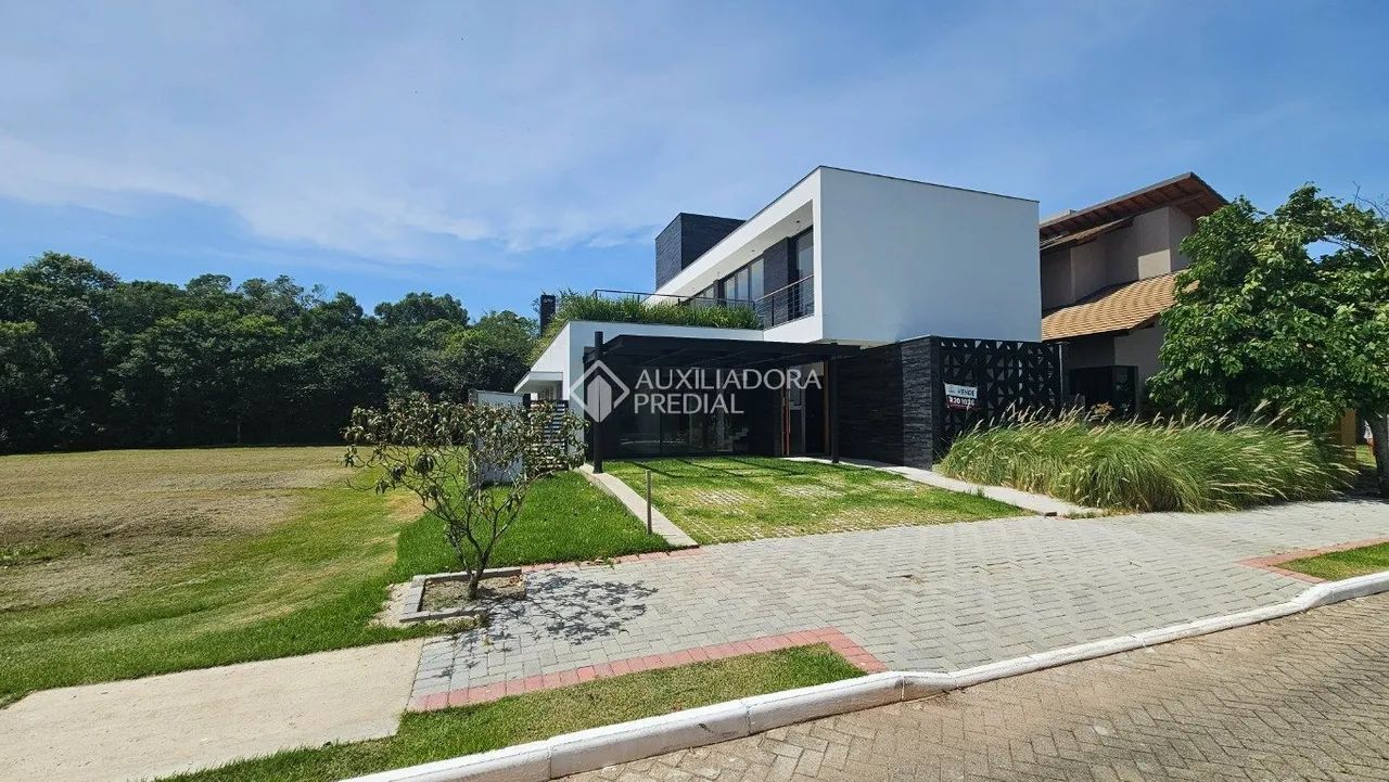 Casa de 04 suítes em condomínio fechado