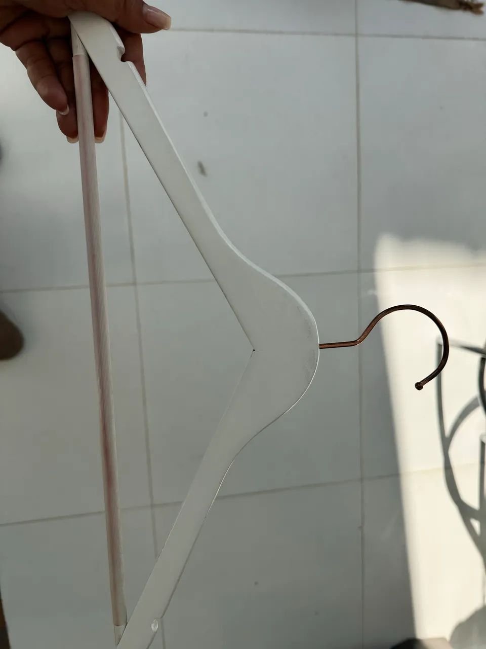 Cabides madeira branca com rose gold  - Foto 4