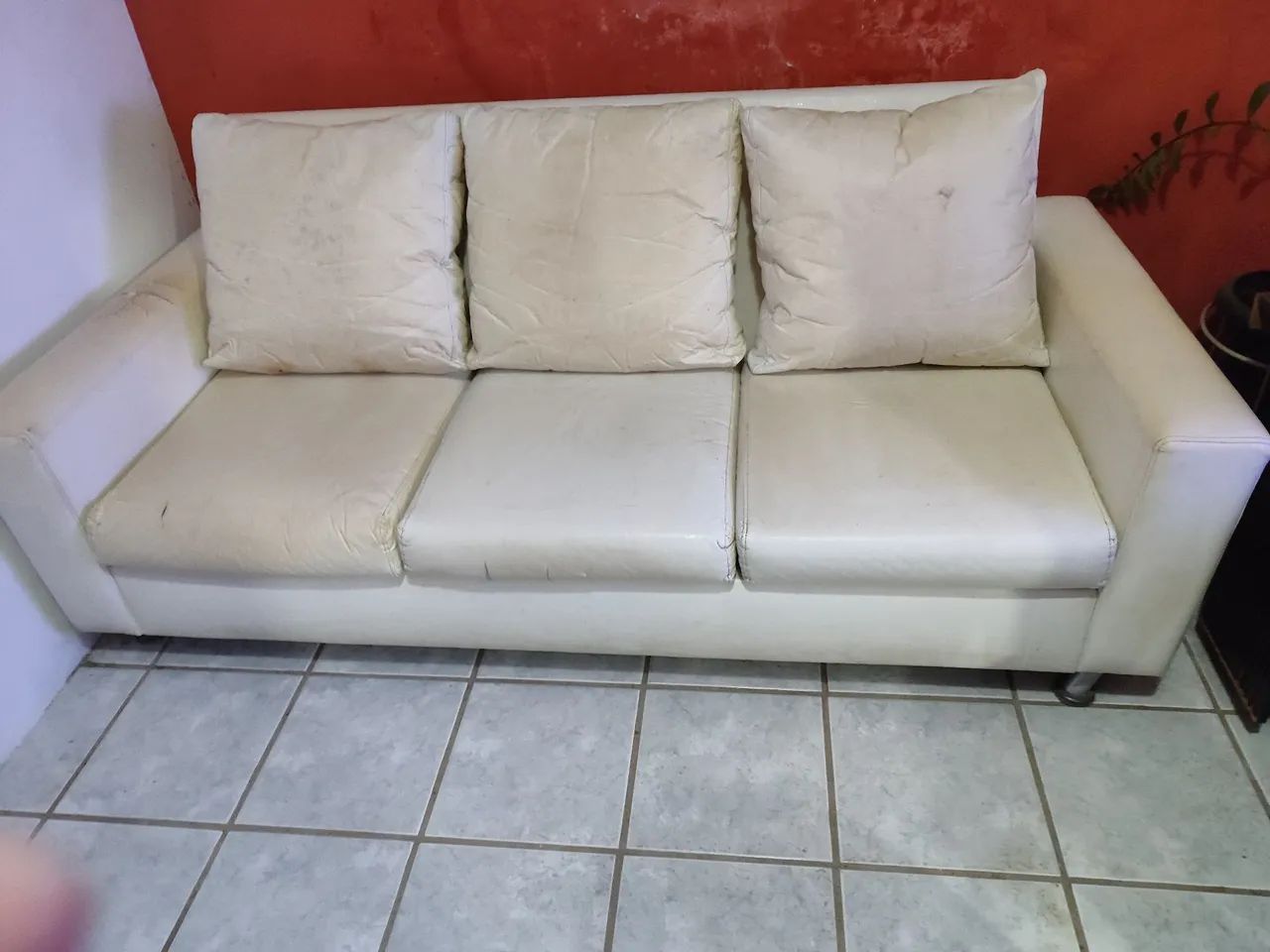 Sofá três lugares usado. - Foto 2