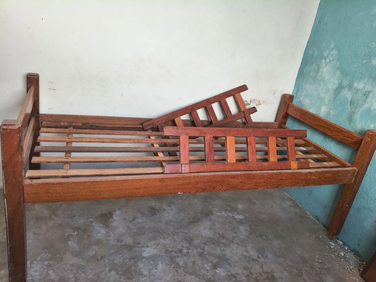Vende-se cama de solteiro madeira rústica, vai com colchão!  - Foto 2
